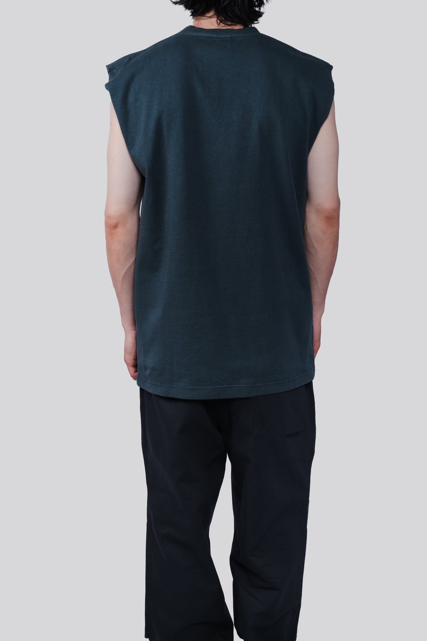 GR10K SEASONS UTILITY SLEEVE LESS T-SHIRT WITH PATCH ANTRACITE