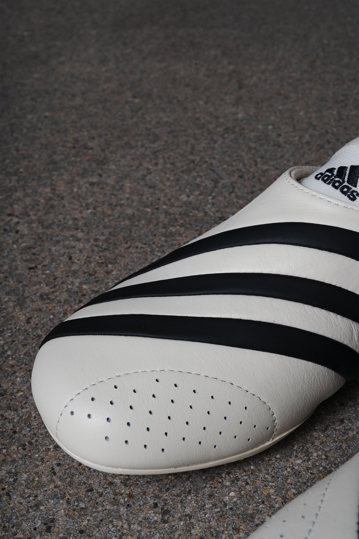 ADIDAS PHARRELL PW VARIO FLAT EARTHER WHITE BLACK